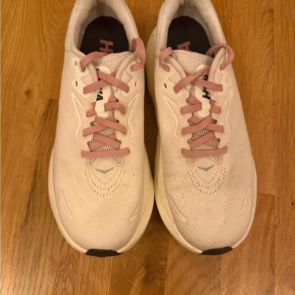 Hoka Women’s Arahi 8 Cream and Pink Athletic Sneakers - Picture 4 of 6